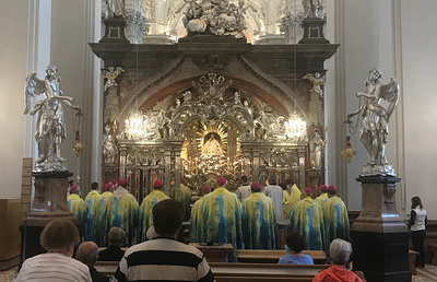 Die österreichischen Bischöfe beten in Mariazell zu Maria.