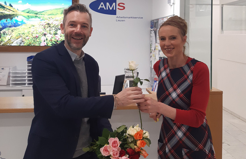 Bernhard Schwarzenegger vom Fonds für Arbeit und Bildung im AMS Liezen. / Katholische Kirche Steiermark Rosen für AMS-MitarbeiterInnen und Arbeit Suchende gibt es am 28. April 2023 in allen steirischen AMS-Stellen.