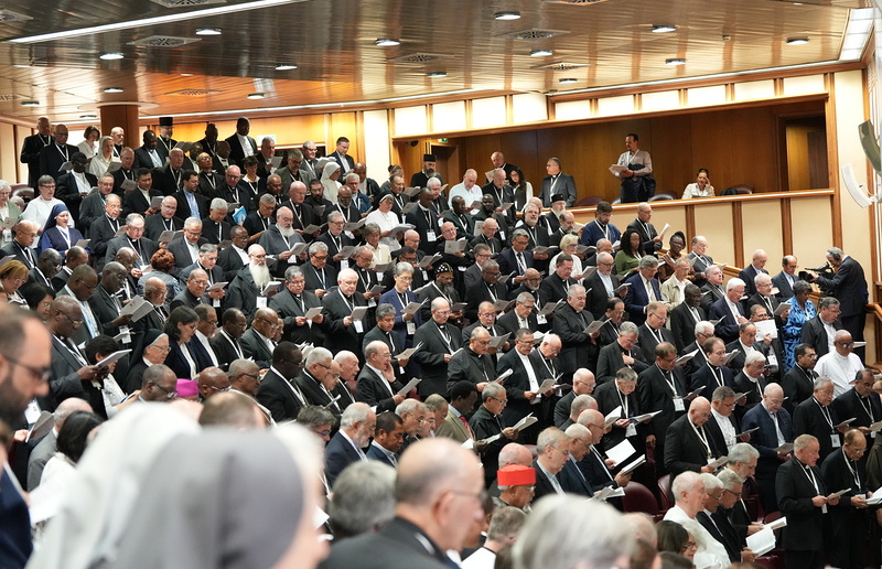 Auftakt zur Synodenversammlung / synod.va Während der zweitägige Besinnungsphase vor der Eröffnung der Versammlung hörten die Synodenmitglieder aus aller Welt im Synodensaal den Reflexionen von Sr. Maria Ignazia Angelini, OSB, und P. Timothy Radcliffe, OP, zu.