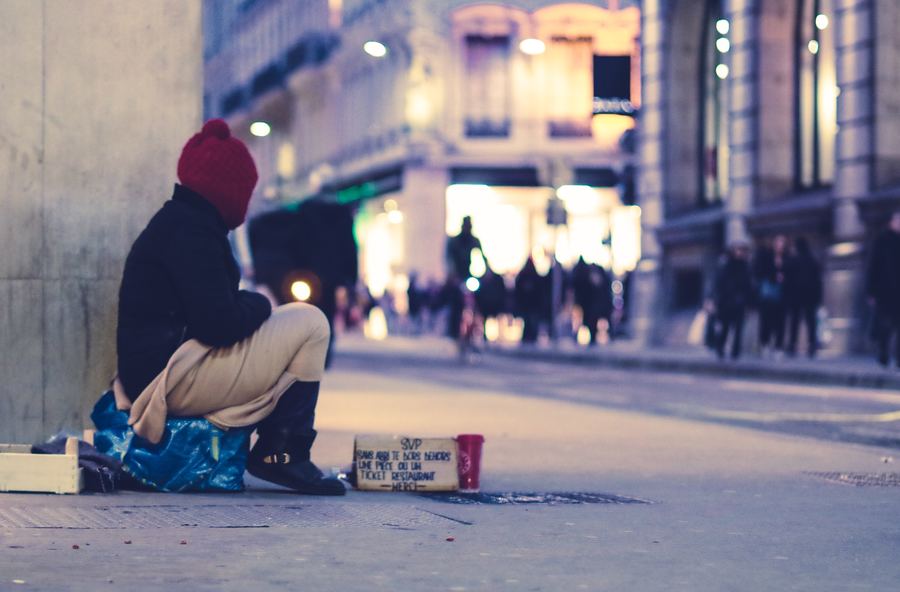 Mensch bettelt auf Straße