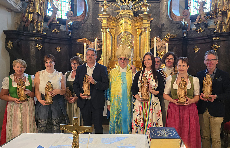 Am Ende der Messfeier wurden den 9 Pfarren im Seelsorgeraum eine Statue der Patronin des Raumes, der hl. Katharina von Siena, übergeben 