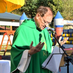 Vikar Gerhard Hatzmann bei der Predigt