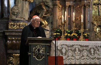Kardinal Christoph Schönborn begrüßt in der Wiener Franziskanerkirche treue Begleiter der Kathpress zu den Feierlichkeiten anlässlich des 75. Geburtstages der katholischen Presseagentur.
