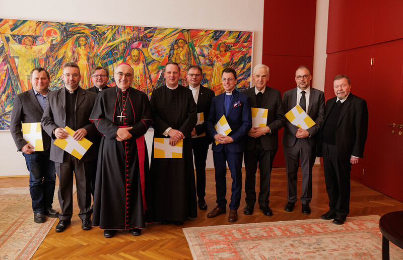 Sonntagsblatt/Gerd Neuhold, Gerd Neuhold Priesterehrungen 2024: Diözesanbischof Wilhelm Krautwaschl (4. v.l.) und Generalvikar Erich Linhardt mit den acht Ausgezeichneten.