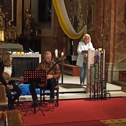Unter Gitarrenklängen interpretierten Frauen und Männer des Pfarrverbandes ihre Lieblingsbibelstelle