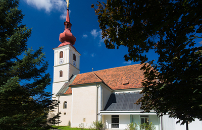 Die dem Heiligen Petrus geweihte Pfarrkirche wurde 1995-1997 renoviert und erweitert.