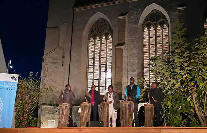 Sitztreppe vor der Universitätskirche / Krautwaschl Nach dem Eröffnungsgottesdienst des Studienjahres 2024/2025 in der Universitätskirche wurde die erneuerte Sitztreppe zur Zinzendorfgasse ihrer Bestimmung übergeben