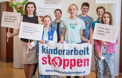 Ministerin Zadić ist Teil der Menschenkette gegen Kinderarbeit!