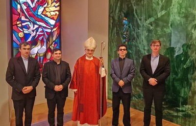 Die vier Seminaristen Marcelin Bolog, Mihai Ispas, Laurentiu Diac und Antonio Bacaoanu (v.l.n.r.) mit Bischof Wilhelm Krautwaschl. 