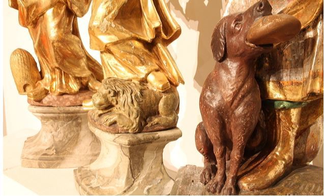 In Kirchenräumen erscheinen Tiere häufig als Begleiter von Heiligen. - Hl. Ambrosius mit Bienenstock, Hl. Hieronoymus mit Löwe, Hl. Rochus von Montpellier mit Hund