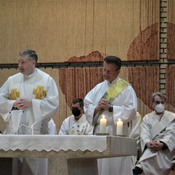 Pfarrer Claudiu Budău und Diakon Wolfgang Garber, hinten in der Mitte Diakon Franz Habith