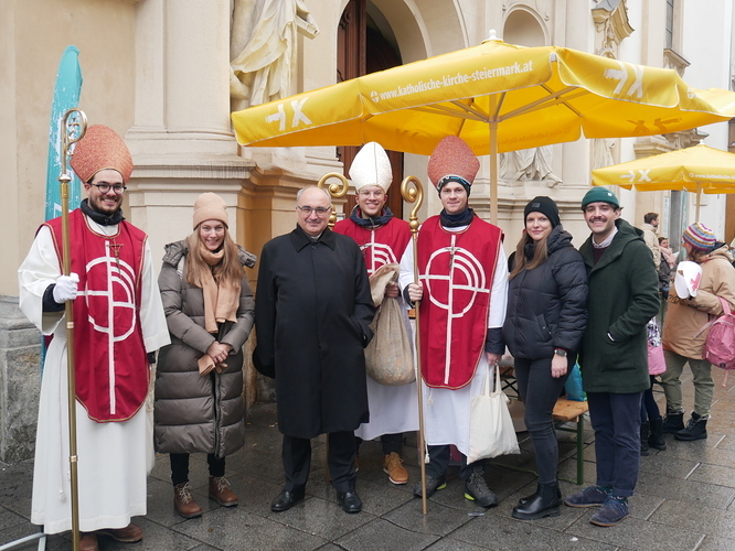 Auch Diözesanbischof Willhelm Krautwaschl besuchte die Nikolausaktion in der Grazer Herrengasse.