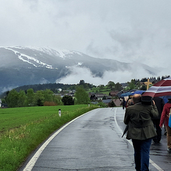10 Pfarren machen eine Wallfahrt nach Mariapfarr im Lungau.