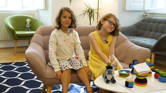 Kinder erzählen, wie sie die Heilige Messe erleben. Expertinnen und Experten erklären die Hintergründe.