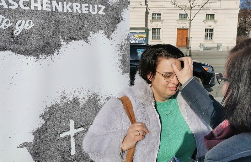 Aschenkreuz to go in Graz / Robert Hautz Am Aschermittwoch gibt's das Aschenkreuz to go in Graz und anderen Orten.