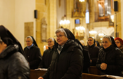 Am 1. Februar 2024 feiert Diözesanbischof Wilhelm Krautwaschl mit den Ordens-Jubilarinnen und Jubilaren in der Grazer Stadtpfarrkirche.
