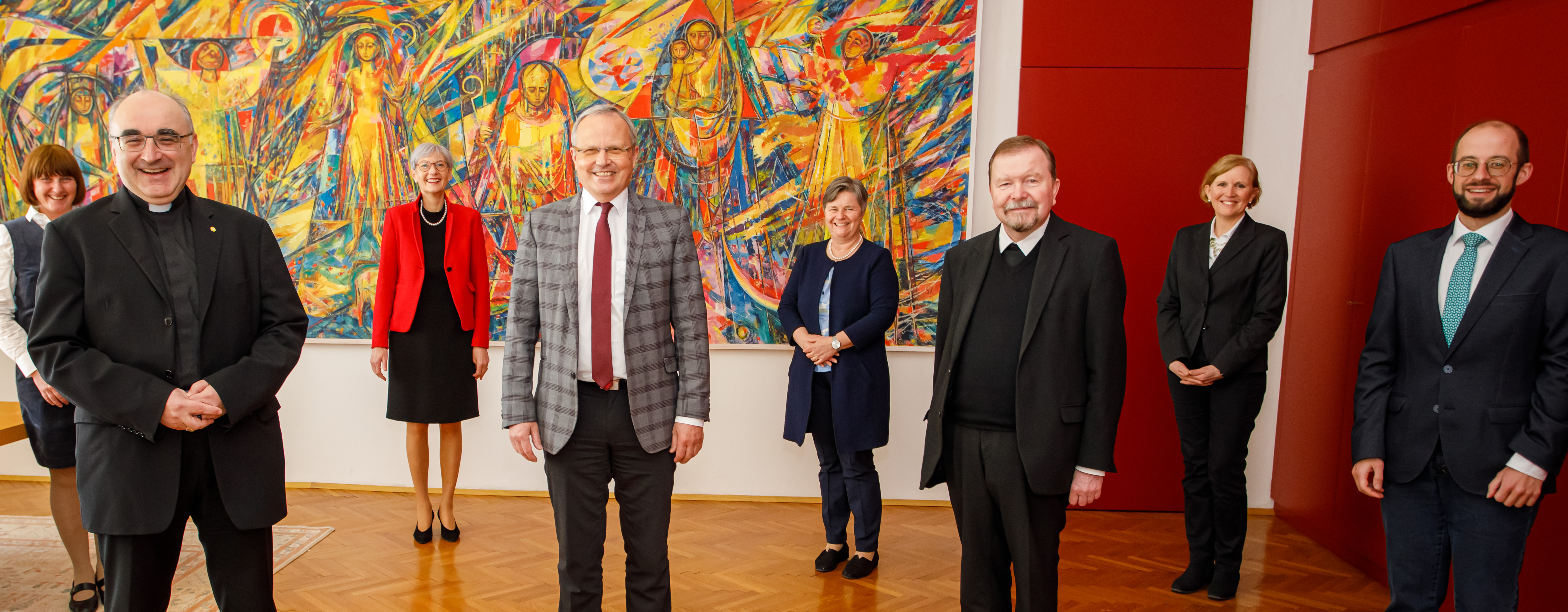 Neue KanzlerInnen: Vizekanzlerin Edith Maria Prieler mit rotem Jacket, Kanzler Matthias Rauch ganz rechts, Vorgänger Michael Pregartbauer mit grauem Sakko.