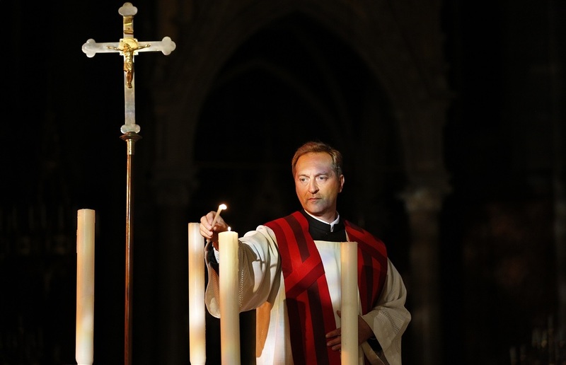 Priester zündet Kerzen an / Gerd Neuhold, Sonntagsblatt Im Gebet alle miteinschließen