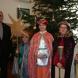 Sternsingerinnen aus der Dompfarre Graz besuchten Bischof Wilhelm Krautwaschl.