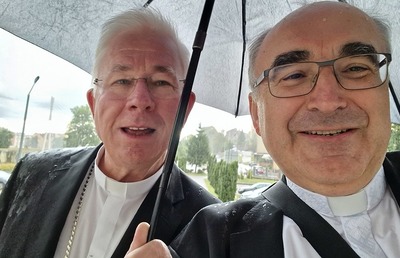 Erzbischof Franz Lackner und Diözesanbischof Wilhelm Krautwaschl in der Ukraine.