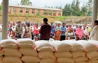 Bewohner:innen von Adwa/Äthiopien bei der Ausgabe der von Jugend Eine Welt organisierten Hilfslieferung.