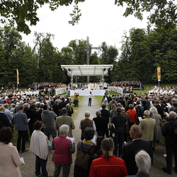 Beim Katholikentagskreuz im Grazer Stadtpark feiern 8.000 Menschen mit - und viele sind auch zuhause vor den Bildschirmen dabei.