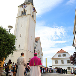 Festmesse und Segnung des neu renovierten Pfarrhofes in Dobl mit Weihbischof Johannes Freitag.
