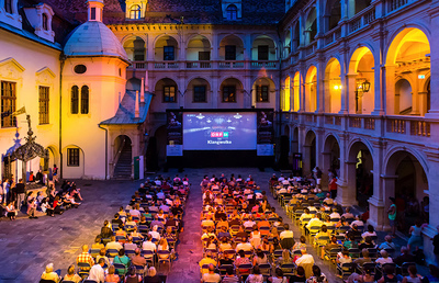 Als wäre man live dabei. In mehreren Kirchen gibt es am 20. Juli die Möglichkeit des Public Viewings – wie hier im Grazer Landhaushof. 