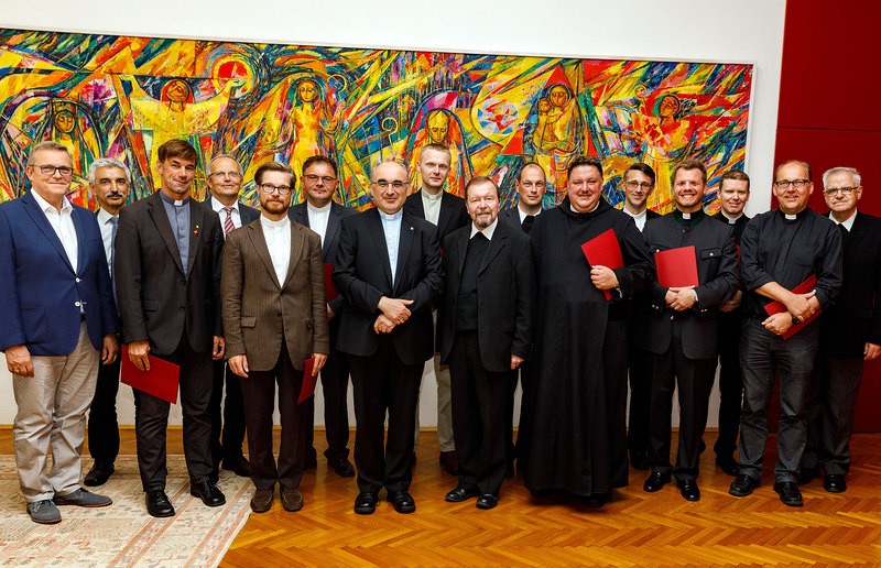 Pastoralamtsleiter Veitschegger, Wirtschaftsdirektor Moik, Lechner, Kanzler Pregartbauer, Kölbl, Puszka, Bischof Krautwaschl, Czobot, Generalvikar Linhardt, Pristavec, P. Egon, Grünwald, Offenbacher, Obenaus, Bischofsvikare Glettler und Schnuderl / Foto: Gerd Neuhold, Sonntagsblatt