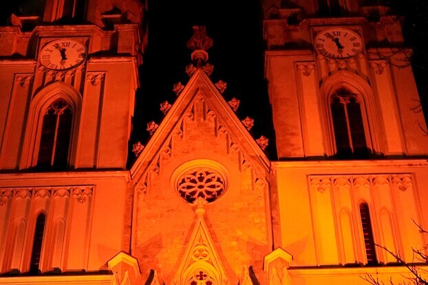 Auch die Stiftskirche in Admont leuchtet in Rot als Zeichen gegen die Christenverfolgung                            