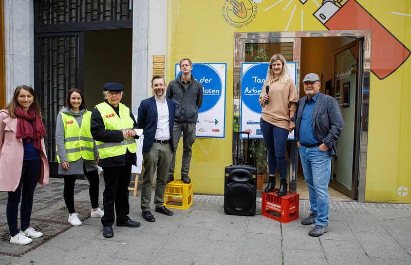 Sonntagsblatt, Gerd Neuhold Aktion und Beratung am Tag der Arbeitslosen vor dem Kircheneck in der Grazer Herrengasse.