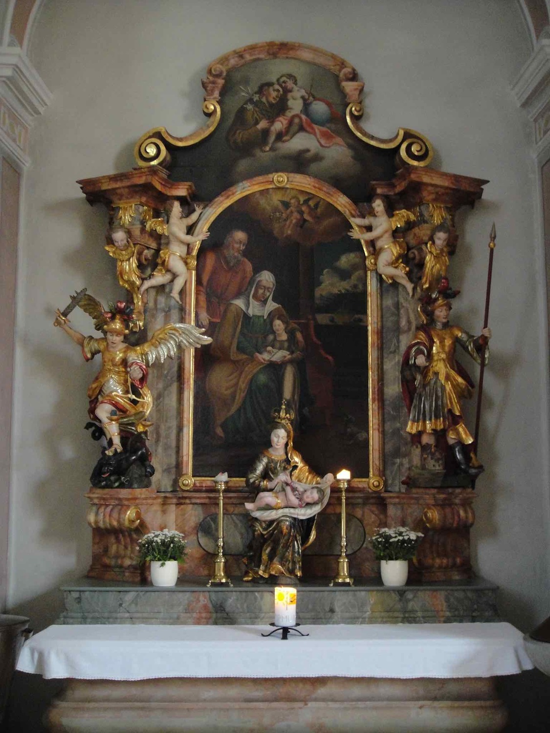 Seitenaltar zu Ehren der heiligen Mutter Anna