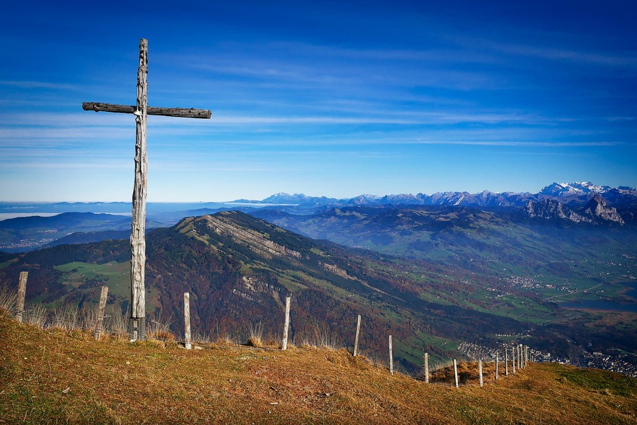 Kreuz auf Berg