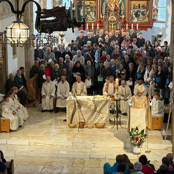 10 Pfarren machen eine Wallfahrt nach Mariapfarr im Lungau.