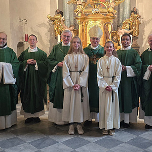 Ministranten und Priester aus der Abtei Heiligenkreuz, aus Seckau und dem Seelsorgeraum