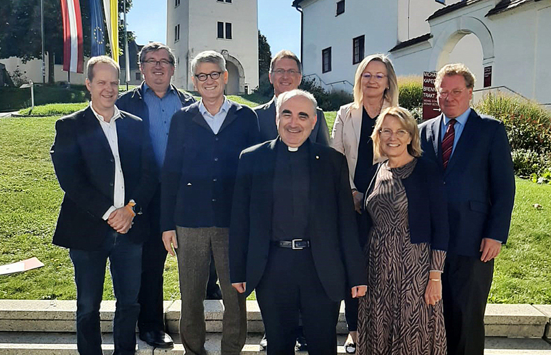 Diözesanbischof Wilhelm Krautwaschl mit dem neuen Diözesanen Wirtschaftsrat. (nicht am Bild: Generalvikar Erich Linhardt, Norbert Weber)