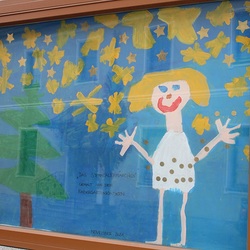 Das Schaufenster des örtlichen Frisiersalons wurde von den Kindern gestaltet. Hier wurde ein großes Bild vom Sterntalermädchen ausgestellt.