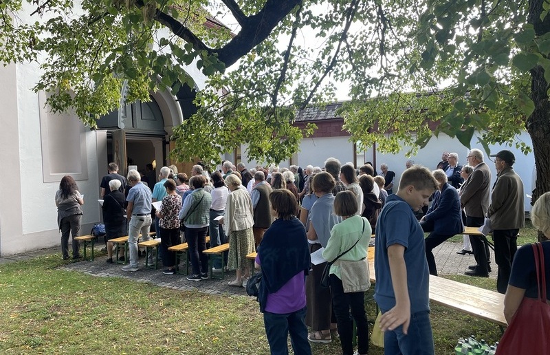50 Jahre Karmel Bärnbach / Katholische Kirche Steiermark Volles Haus: Das Kirchlein beim Karmel war um Bersten gefüllt, die meisten Mitfeiernden fanden draußen Platz.
