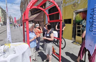 Das rote Segenstor in der Grazer Herrengasse.
