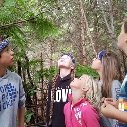 Zum Thema 'Wie im Himmel ...' bauten die 32 Kinder aus der Pfarre Graz-St. Peter bei der Jungscharwoche auf der 'Hosnhanslhütte' unter anderem staunenswerte Wald-Burgen.