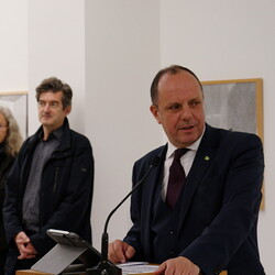 Er?ffnung des Spiegelgitterhauses Gleisdorf (Sammlung Wolf) durch B?rgermeister Christoph Stark, Landeshauptmann Christopher Drexler und Di?zesanbischof Wilhelm Krautwaschl.Laudatio: Walter Pr?gger,Einf?hrung in die Ausstellung 'WENDEZEITEN/ZEITENW