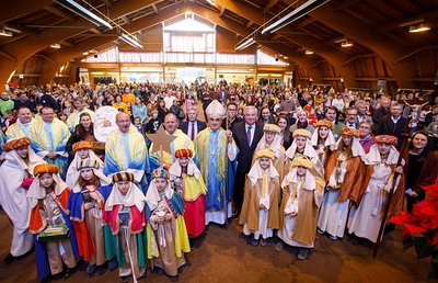 Hier waren die Könige die Prominenz: SternsingerInnen aus Graz und der West- und Südsteiermark mit BIschof WIlhelm Krautwaschl und Landeshauptmann Herrmann Schützenhöfer.
