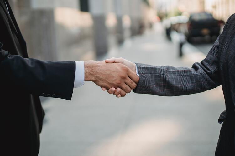 Personen schütteln sich die Hände / Ketut Subiyanto / Pexels Auch wenn man nicht jede Meinung teilt, ist es wichtig im Gespräch zu bleiben, einander zuzuhören und den Austausch zu suchen.