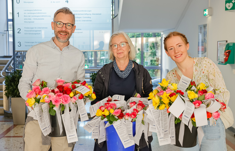 Beim Verteilen der Rosen: Bernhard Schwarzenegger – Geschäftsführer Fonds für Arbeit und Bildung der Diözese Graz-Seckau, Heike Hillebrand – Arbeitsberatung, Maria Wilbrink – Sonntagsblatt