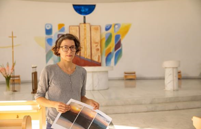 Ulrike Königshofer bei der Besprechung in der Grazer Schutzengelkirche