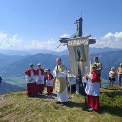 Traditionelle Bergmesse am Gipfel der Plesch 2026, um das Hochfest des Hl. Johannes des Täufers.