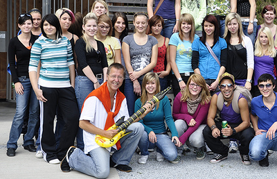 Mit der Antenne-Luftgitarre und mit seinen Radiogedanken begeistert Walter Drexler auch seine BerufschülerInnen.