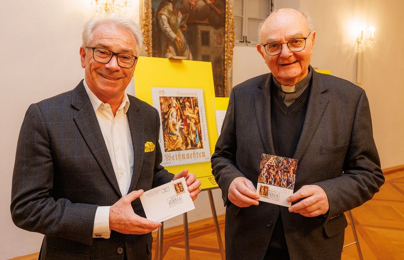 Post-Generaldirektor Georg Pölzl und Domkapitular Josef Bierbauer von der Briefmarkengilde St. Gabriel, die zur Präsentation eingeladen hat.