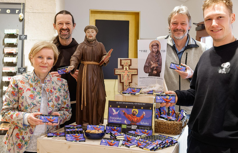 Gertraud Schaller-Pressler, P. Andreas Holl OFM, Peter und Albin Linzbichler (v.li.n.re) präsentieren die Franziskus-Schokolade von Josef Zotter.