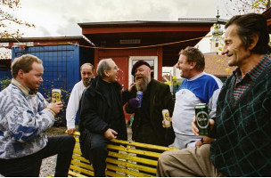 1993 konnte Pfarrer Wolfgang Pucher mit Bewohnern die Eröffnung des VinziDorfes in Graz feiern. / VinziDorf